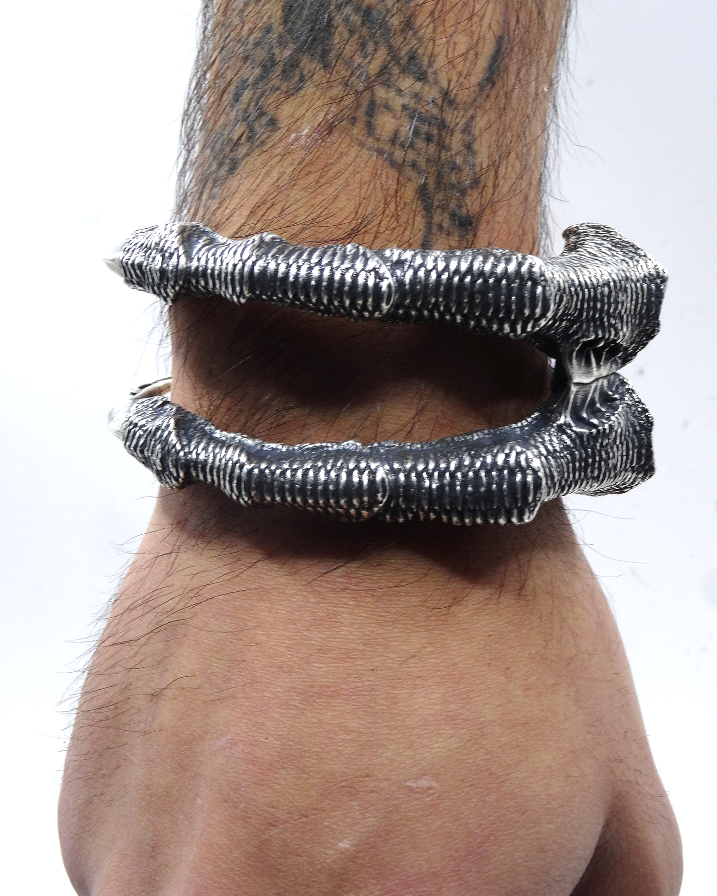 CLAW CUFF