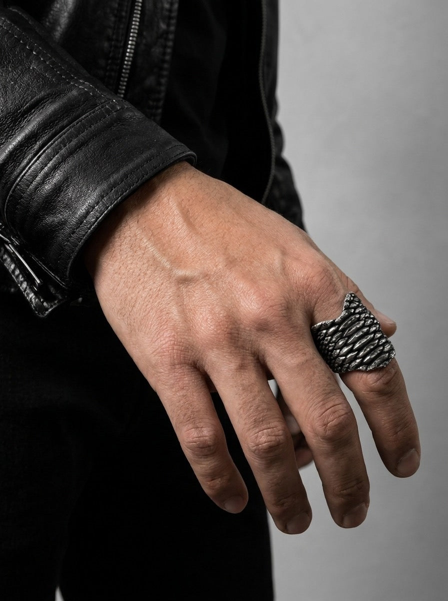 Scale Ring 925 silver leather hybrid finger ring avant-garde Skin Collection Paris atelier detail