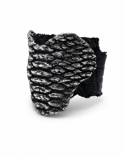 Scale Ring solid silver black leather scale-textured finger ring DYSKINESIAA Paris worn lifestyle