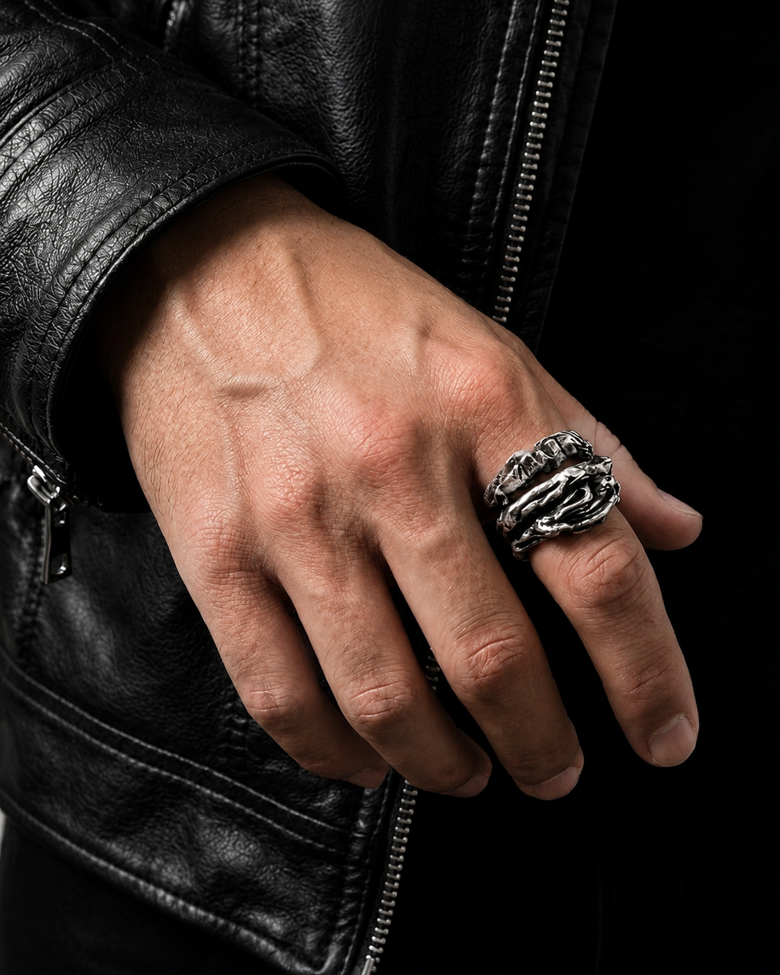 Cavity Ring 925 silver hollowed structural finger ring avant-garde Exoderme Paris atelier detail