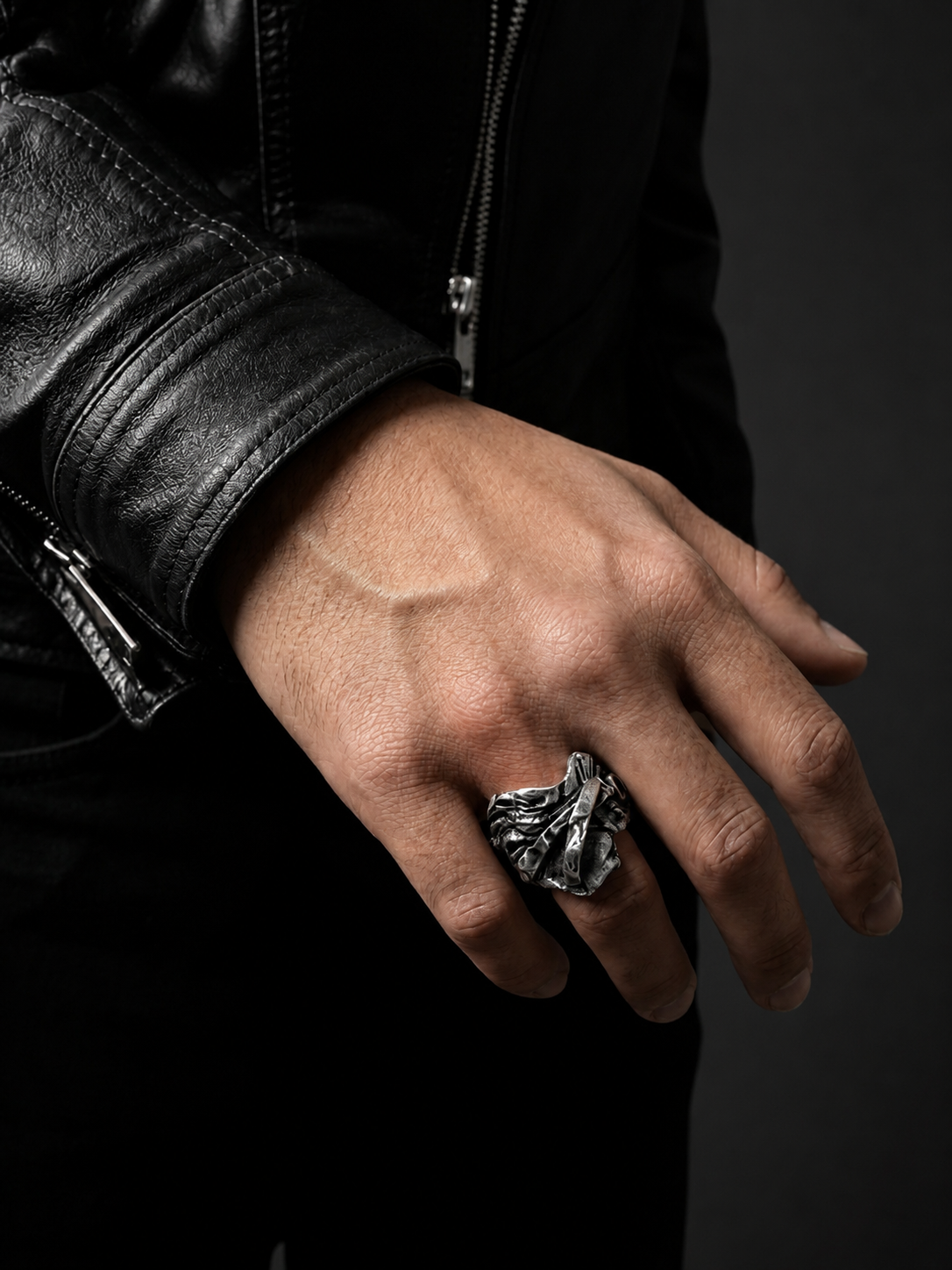 Extended Ring 925 silver defined volume above finger Exoderme Collection avant-garde Paris detail