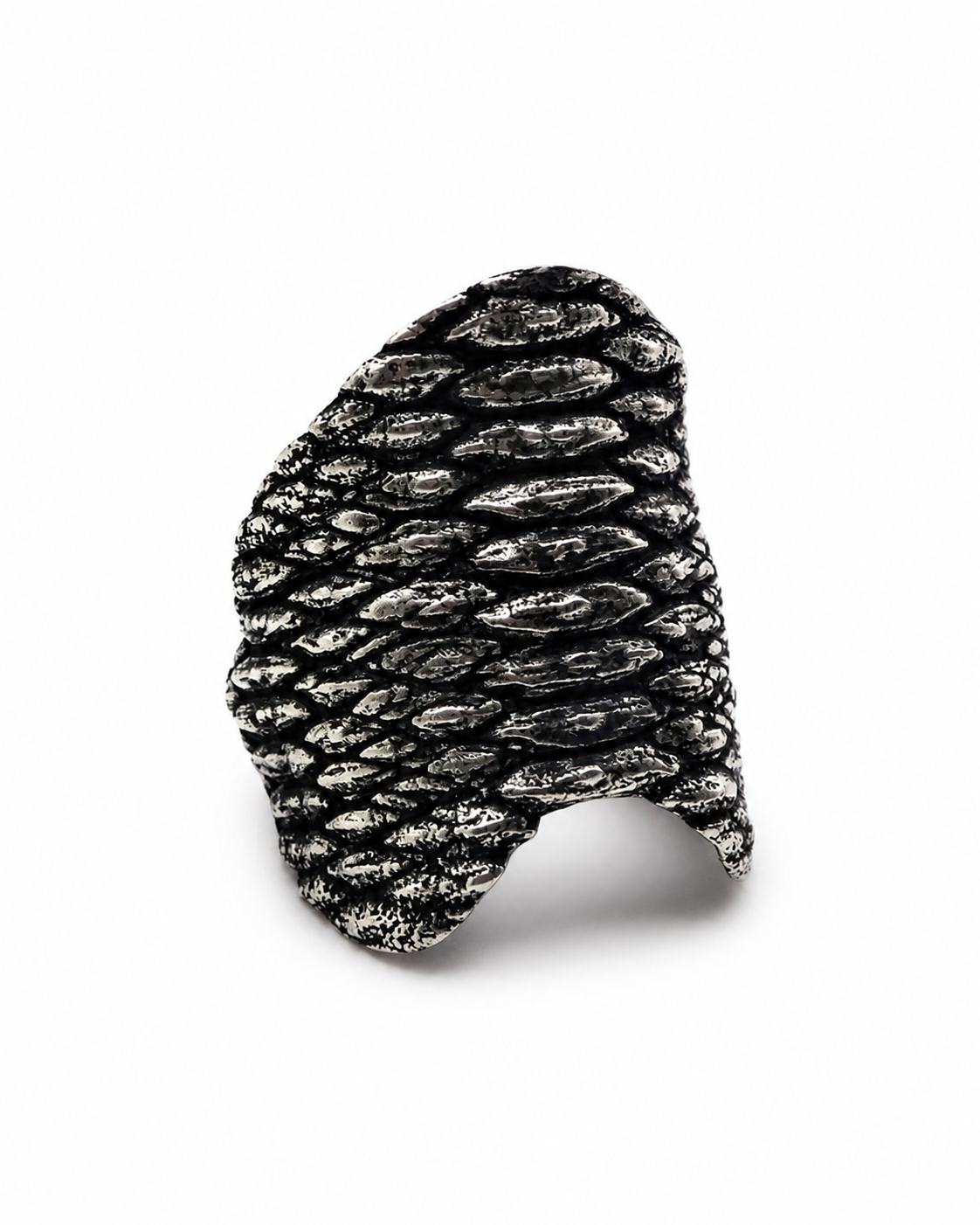 Scaled Finger Low 925 sterling silver scale-textured lower phalange ring DYSKINESIAA Paris worn