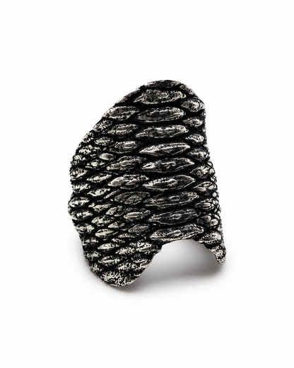 Scaled Finger Low 925 sterling silver scale-textured lower phalange ring DYSKINESIAA Paris worn