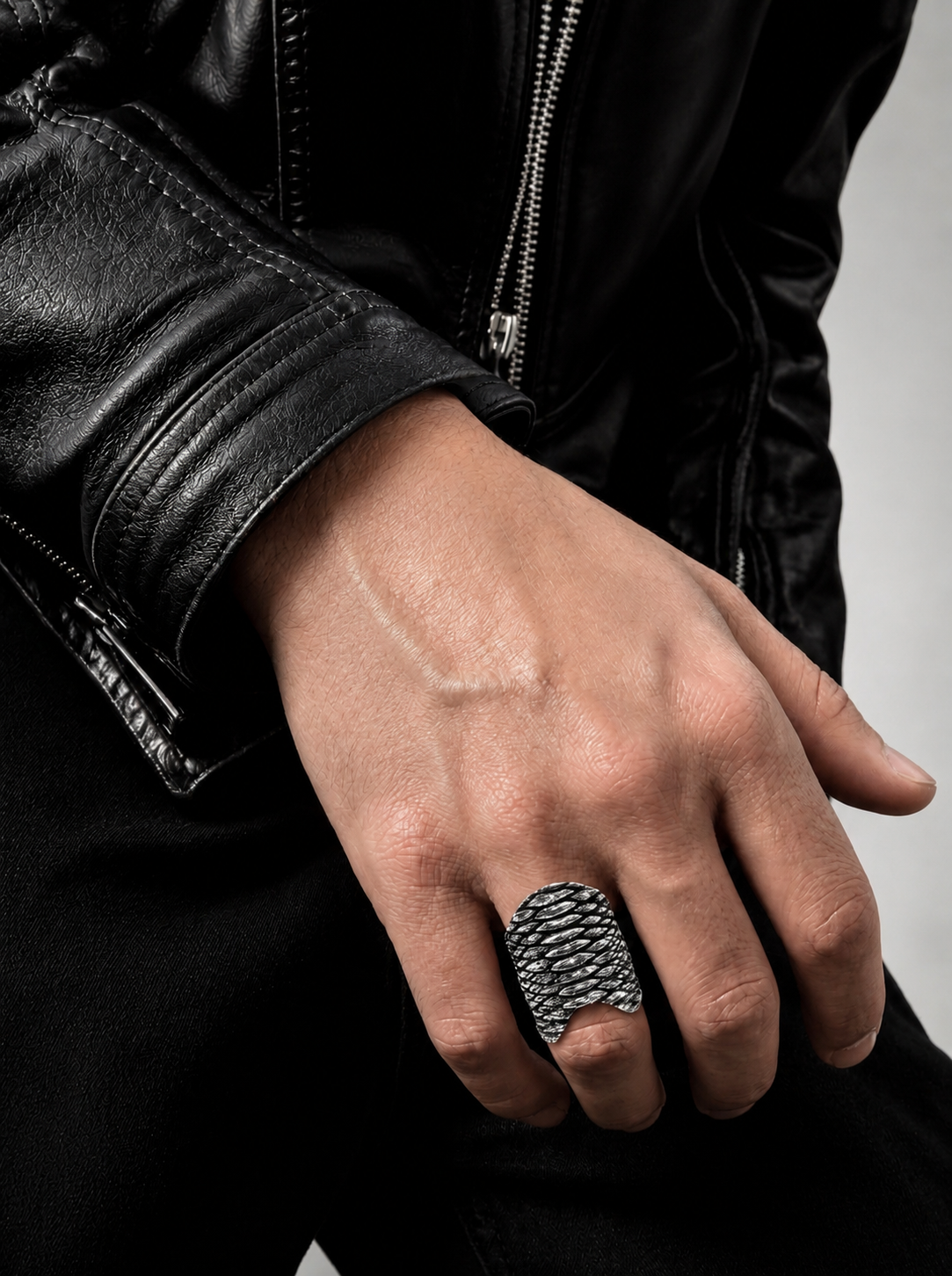 Scaled Finger Low 925 silver reptile-inspired architectural lower finger ring Paris atelier detail